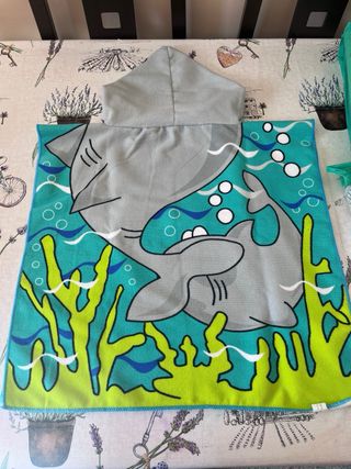 Capa de baño infantil tiburón