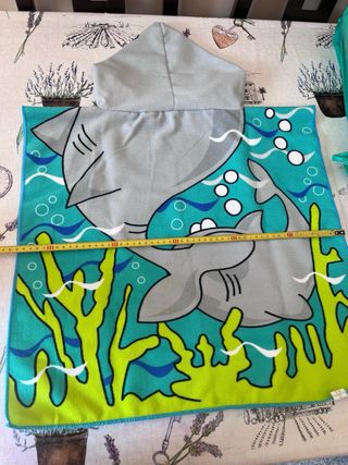 Capa de baño infantil tiburón