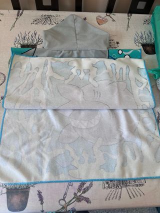 Capa de baño infantil tiburón