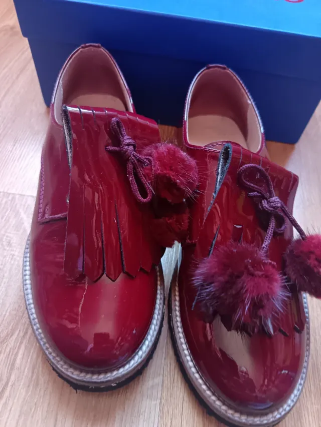 Zapatos charol burdeos con pompones