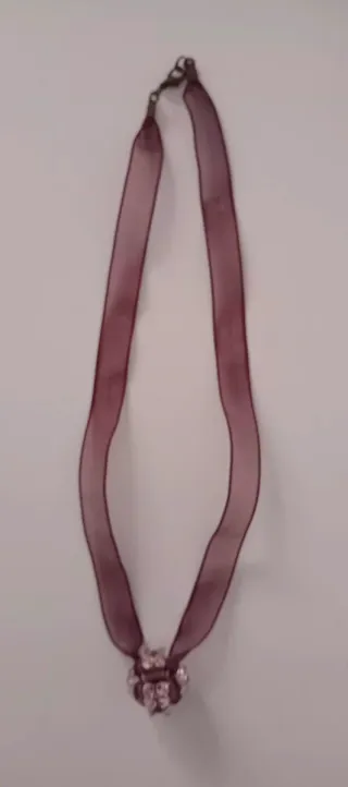 Collar de cinta morada con colgante