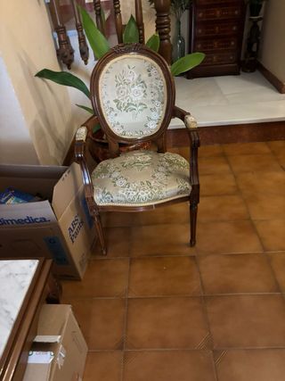 Conjunto sillón y sillas tapizadas