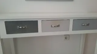 Tavolo consolle bianco + specchio con cornice grigia