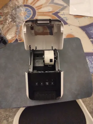 Impresora de etiquetas Brother QL-800 + Rollo DK-1