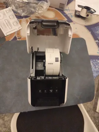 Impresora de etiquetas Brother QL-800 + Rollo DK-1