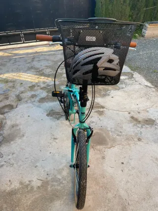 Bicicleta plegable color turquesa