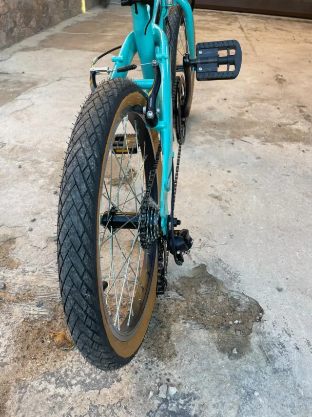 Bicicleta plegable color turquesa