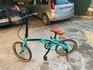 Bicicleta plegable color turquesa