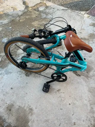 Bicicleta plegable color turquesa