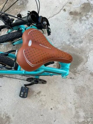 Bicicleta plegable color turquesa