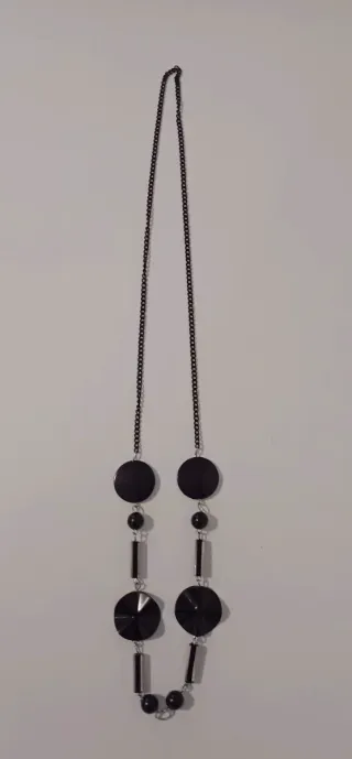 Collar largo con cuentas negras y plateadas