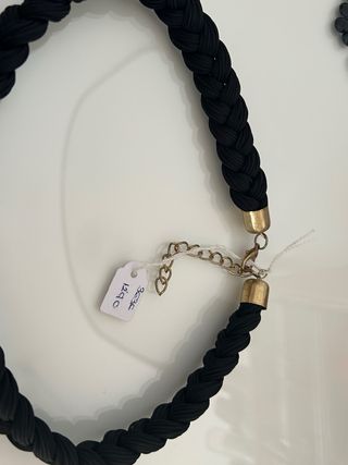 Collar negro con cruz dorada y pedrería