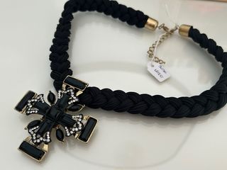 Collar negro con cruz dorada y pedrería