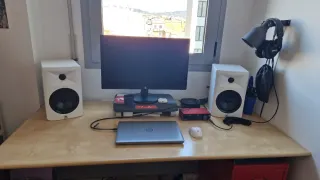 Escritorio de oficina madera beige. Patas de metal