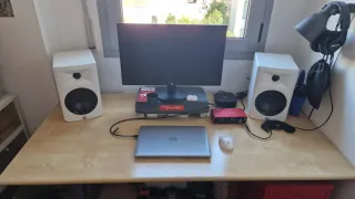 Escritorio de oficina madera beige. Patas de metal