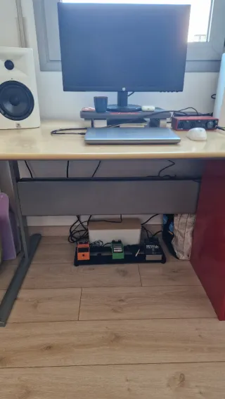 Escritorio de oficina madera beige. Patas de metal