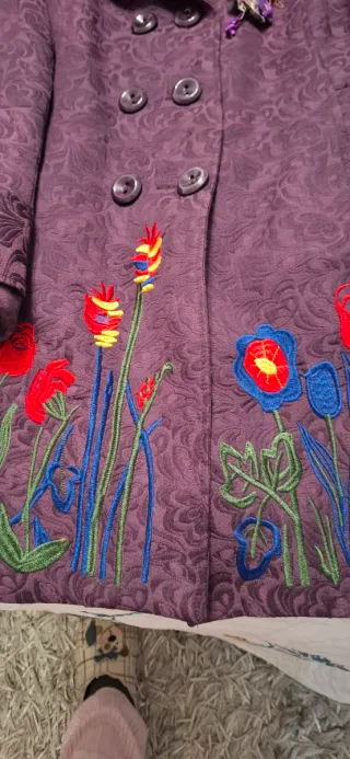 Abrigo morado bordado flores