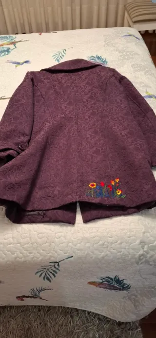 Abrigo morado bordado flores