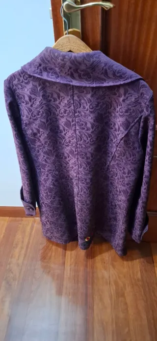 Abrigo morado bordado flores