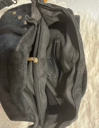 Bolso de piel negro con solapa y cierre metálico