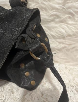 Bolso de piel negro con solapa y cierre metálico