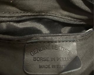 Bolso de piel negro con solapa y cierre metálico