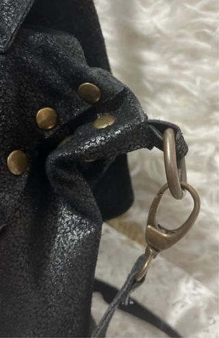 Bolso de piel negro con solapa y cierre metálico