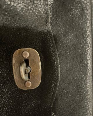 Bolso de piel negro con solapa y cierre metálico