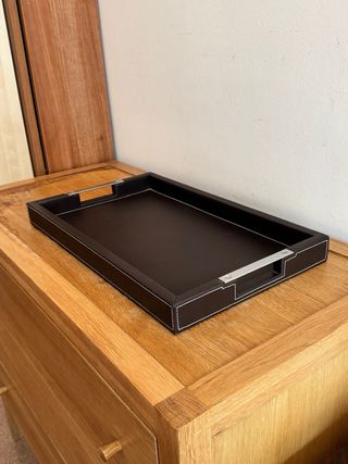 Bandeja de cuero y metal