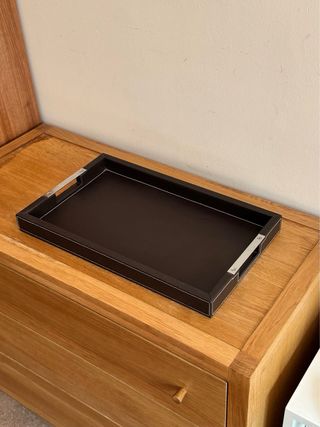 Bandeja de cuero y metal