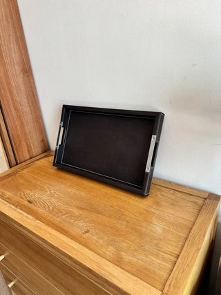 Bandeja de cuero y metal