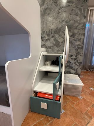 Cameretta con letto a castello e scaletta