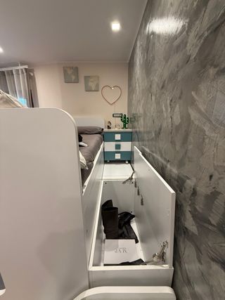 Cameretta con letto a castello e scaletta
