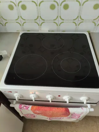 Cocina vitrocerámica y horno