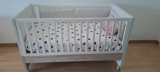 Cuna blanca con estampado de corazones