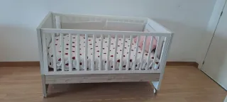 Cuna blanca con estampado de corazones