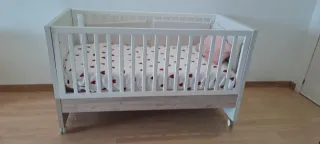 Cuna blanca con estampado de corazones