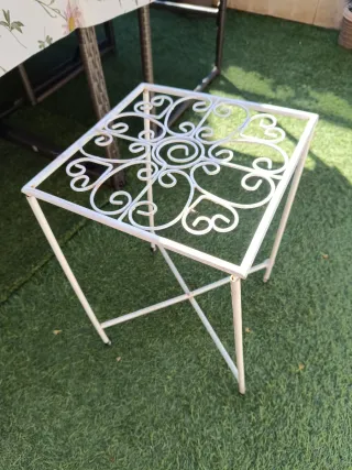 Mesita auxiliar decorativa de metal