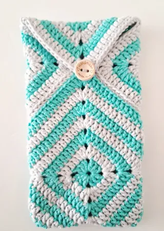 Estuche de crochet tejido a mano.
