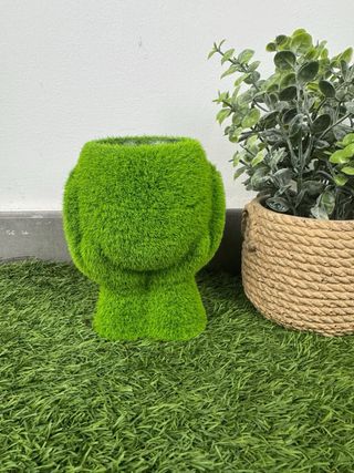 Figura césped con gafas doradas