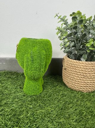 Figura césped con gafas doradas