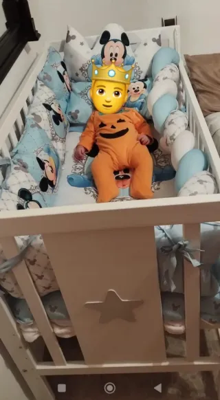 Cuna de madera blanca con colchón