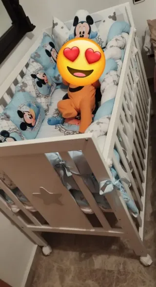 Cuna de madera blanca con colchón