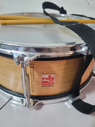 Tambor infantil Reig con baquetas