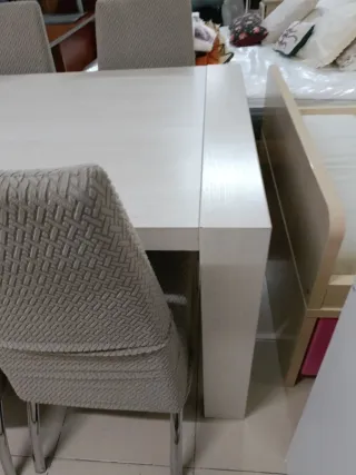 Mesa de comedor con 4 sillas, hay dos juegos,