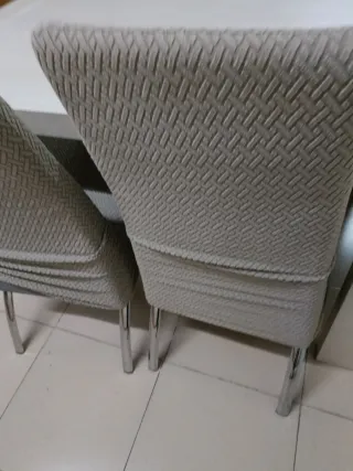 Mesa de comedor con 4 sillas, hay dos juegos,