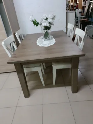 Mesa de comedor con 4 sillas, hay dos juegos,