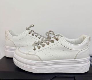 Sneakers bianche platform con lacci strass