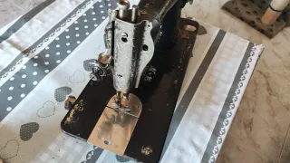 Máquina de coser Singer antigua negra y dorada