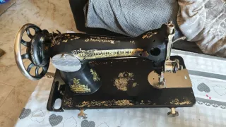 Máquina de coser Singer antigua negra y dorada